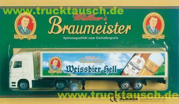 Wüllners Braumeister Weissbier Hell, mit schräger Flasche, Glas und Logo vor Landschaft