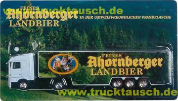 Ahornberger Landbier mit Logo vor Wald