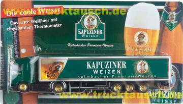 Kapuziner Weizen (Kulmbach) mit Glas (links) und Logo