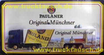 Paulaner Original Münchner, mit schrägem Glas vor Stadtbild