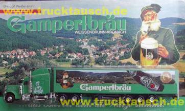 Gampertbräu (Weissenbrunn) XL, mit schräger Flasche vor Landschaft