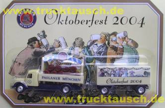Paulaner Oktoberfest 2004, 3/3, 5 Männer, LKW: Fässer und Werbeschild, Hänger: Plane
