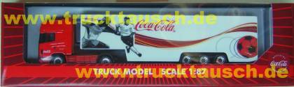 Coca Cola - Lemke 4/4 Fußballserie, mit 2 Fußballern und rotem Ball vor weißem Hintergrund